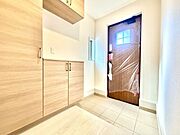 ◇玄関◇明るく温かな雰囲気で家族の帰りや来訪者を出迎えてくれる玄関です。2人並んでも靴を履ける広さが、忙しいお出かけ前には嬉しいポイントになるかと思います♪沢山しまえるシューズボックス完備♪