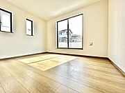 ◇6.5帖　洋室◇家族の成長に合わせ多目的に使える居室です。お子様のお部屋や、趣味のお部屋にしたり、使いやすいお部屋になっています。クローゼット完備ですので、プライベートルームがスッキリしますね。