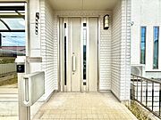 ◇エントランス◇スリット窓のシルバーの玄関ドアを採用しています。建物に馴染みやすく、かつシャープでモダンな印象を作り出しています。ライトも設置されており暗い夜でも明るく照らします。