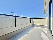 ◇バルコニー◇南側に面したバルコニーですので1日を通して明るいです。陽の光がたっぷりと降り注ぎますのでお洗濯物もよく乾きそうですね。日中の最も洗濯物干しに適した時間帯を最大限に活用できます。