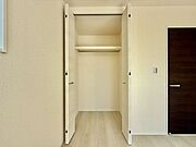 ◇クローゼット◇クローゼットには枕棚とハンガーパイプを設置。大切なお洋服は傷まないよう、そのままかけて収納。お出かけの小物も枕棚ですっきり片付きます。