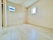◇北西側5.2帖洋室◇二面採光明るい洋室です。清潔感のあるお部屋は、どのようなインテリアも色使いが邪魔にならず、季節に合わせて雑貨類や小物使いも楽しめるような内装になっています。