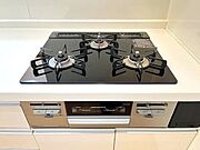 ◇3口コンロ◇一度にたくさんの調理ができ、朝食の準備もお弁当作りもラクラクです。栄養面や彩りに気を配ると品数も増えますが、広いワークトップなのでたくさん作ってもスペースに余裕があります。