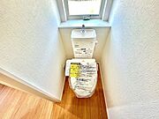 ◇トイレ◇窓も付いてるので明るくスッキリとしたトイレです。採光や通風良好です。カバーや、マット、棚などを同じテイストでまとめると、統一感のあるおしゃれな空間になります。