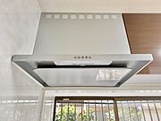 ◇レンジフード◇スリム型のレンジフードです。デザイン性が高く、おしゃれでスタイリッシュなのに、油汚れがつきにくく、内部に溝や継ぎ目がなく、拭きやすい形状です。