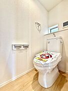 ◇トイレ◇空気の換気と窓からの光の明るさに配慮した清潔感のあるトイレ。一人になれる空間ですからご自分の好きなアロマや芳香剤を置いて落ち着く空間を演出したいですね。
