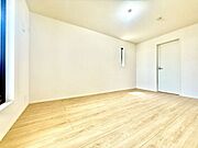◇8帖洋室◇ご夫婦の主寝室に最適なお部屋です。十分な広さがあるので、大切なプライベート空間を素敵に演出できます。ベッドだけでなく、テレビやサイドテーブルなども置いていただけそうです。