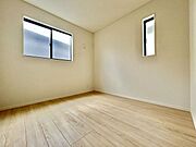 ◇5.5帖洋室◇二面採光で明るい開放感のあるお部屋です。独立性の高いお部屋ですので、プライベート空間をしっかり分けることができますね。シンプルな造り、お好きなインテリアも選びたいですね。