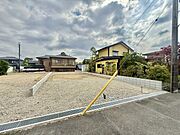 ◇外観写真◇間口が広めなので、並列3台止められる駐車スペースがあります。来客時や、将来車を買い足す場合にも安心です。ゆとりある駐車スペースは生活に合わせて柔軟に対応できますね。