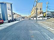 ◇前面道路◇西側道路幅はゆとりある約7.9m。車2台が安心してすれ違うことのできる幅です。事故率や歩行者の安全性、騒音などを考えると程よい幅なのではないでしょうか。