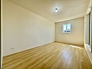 ◇8帖洋室◇ご夫婦の主寝室に最適なお部屋です。十分な広さがあるので、大切なプライベート空間を素敵に演出できます。ベッドだけでなく、テレビやサイドテーブルなども置いていただけそうです。