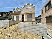 ◇外観写真◇南向きで陽当たり良好です♪通学に安心♪小中学校5分圏内です♪駐車場は、うれしい並列2台可能です♪全居室に収納があります（ウォークインクローゼット含む）♪
