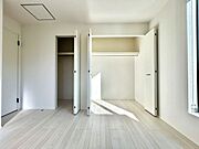 ◇クローゼット◇大容量のクローゼット完備。お洋服もたくさん収納できて、お部屋がスッキリします。ハンガーパイプが設置されており外套や大切なお洋服は傷まないよう、そのままかけて収納できます。