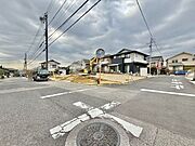 ◇前面道路◇道路幅はゆとりある約8.0m。車2台が安心してすれ違うことのできる幅です。事故率や歩行者の安全性、騒音などを考えると程よい幅なのではないでしょうか。