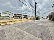 ◇前面道路◇過ごす時間と共に刻々と表情を変えていく住まい、季節によってさまざまな表情を見せてくれるわが家は、時を重ね思いを紡ぐ場所です。ご家族の一家団欒を心ゆくまでお楽しみください。