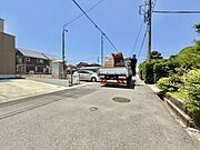 ◇前面道路◇道路幅はゆとりある約6.0m。車2台が安心してすれ違うことのできる幅です。事故率や歩行者の安全性、騒音などを考えると程よい幅なのではないでしょうか。