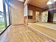 ◇リビングダイニング◇ダイニング横の和室です♪多目的に利用可能な和室です。くつろぐスペースとして、子供の遊び場として、また急な来客時にも柔軟に対応してくれる空間です。陽当たりの良い縁側もあります♪