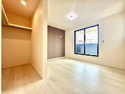 ◇7帖　主寝室◇ご夫婦の主寝室に最適なお部屋です。バルコニーに出られる大きな窓もあります♪アクセントクロスで、メリハリが生まれ、おしゃれな雰囲気になっています♪