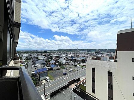◇眺望良好◇8階から眺める景色はとても開放的があり、街を眺望することができます。高層階のお部屋ならではのメリットですね。天気の良い日の眺めは、心もスッキリさせてくれます。
