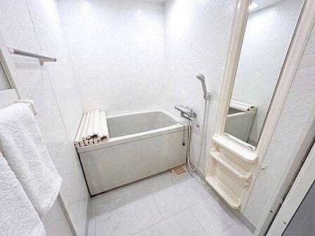 ◇浴室◇毎日の疲れを癒す場所だからこその、シンプルで落ち着いた空間となっています。浴槽にゆっくりと身を沈め深く瞑想をすれば、また新たな活力が湧いてきます。