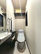 独立した手洗いスペース付きのトイレで、使い勝手が良く衛生的にお使いいただけます。