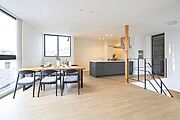 約27.5帖のゆったりLDK。隣接する南向きのバルコニーから光と風を十分に取り込みます。