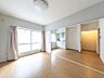 リビング/ダイニング：隣の居室を隔てる扉を開けると開放感のある間取りに。