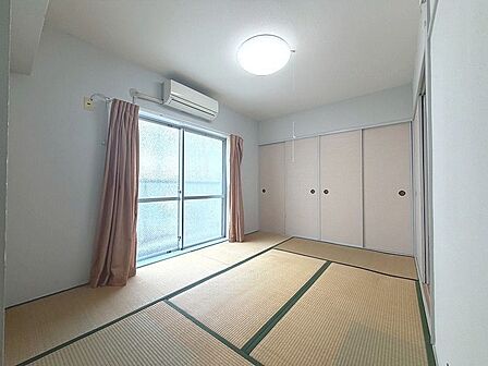 バルコニーに面しており明るい空間です♪