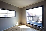 南側洋室6.5帖、寝室としても子供部屋としても十分な広さです。大きなクロゼットがあるので、洋服や趣味の荷物が多い方でも安心です。［2025年8月2日撮影］