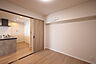 子供部屋：中央部洋室4.8帖、寝室としても子供部屋としても十分な広さです。大きなクロゼットがあるので、洋服や趣味の荷物が多い方でも安心です。［2026年3月25日撮影］