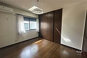 2階洋室、寝室としても子供部屋としても十分な広さです。大きなクロゼットがあるので、洋服や趣味の荷物が多い方でも安心です。［2025年9月13日撮影］