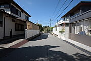 物件の北側前面道路（東側から）［2025年10月10日撮影］