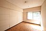 子供部屋：西側洋室6帖、寝室としても子供部屋としても十分な広さです。大きなクロゼットがあるので、洋服や趣味の荷物が多い方でも安心です。