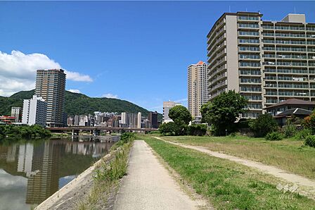 敷地南側には武庫川が流れています。