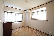 2階洋室、寝室としても子供部屋としても十分な広さです。大きなクロゼットがあるので、洋服や趣味の荷物が多い方でも安心です。［2025年11月5日撮影］