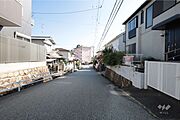 物件の北側前面道路（東側から）［2025年11月17日撮影］