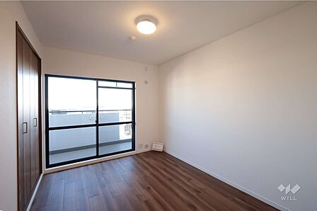 東側洋室6帖、寝室としても子供部屋としても十分な広さです。大きなクロゼットがあるので、洋服や趣味の荷物が多い方でも安心です。［2025年11月30日撮影］