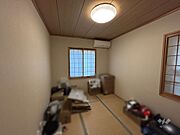 1階和室6帖、寝室としても子供部屋としても十分な広さです。大きなクロゼットがあるので、洋服や趣味の荷物が多い方でも安心です。