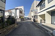 物件の西側前面道路（北側から）［2026年2月21日撮影］