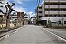 周辺：敷地北側の前面道路