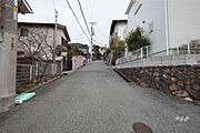 物件の西側前面道路（北側から）