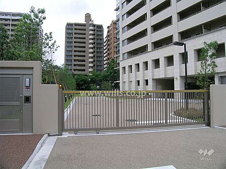 駐車場出入口(ゲート付き)