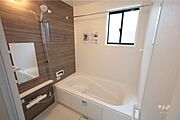 浴室、【バスルーム】足を伸ばして入れるバスタブ。子どもと一緒に入ってコミュニケーションの時間にも。［2026年6月8日撮影］