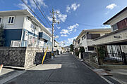 物件の北側前面道路（西側から）
