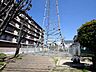 外観：敷地南側の様子。鉄塔があり、南側の建物との間に間隔が取れています。