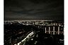 バルコニー：バルコニーからの眺め（夜景です）、前に遮るものが何もなく、日当たり・風通し共に良いです。［2026年7月21日撮影］