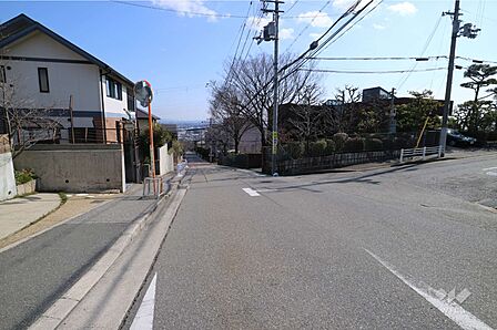 敷地北側の前面道路