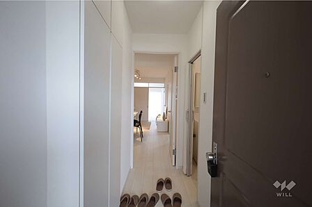 玄関、シューズボックス付きでたっぷり収納でき、玄関が散らかる心配も少ないです。［2026年7月26日撮影］