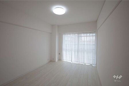 南側洋室6帖、寝室としても子供部屋としても十分な広さです。大きなクロゼットがあるので、洋服や趣味の荷物が多い方でも安心です。［2026年7月26日撮影］