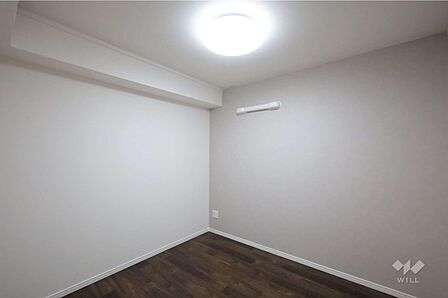 中央部洋室4.5帖、寝室としても子供部屋としても十分な広さです。大きなクロゼットがあるので、洋服や趣味の荷物が多い方でも安心です。［2026年8月8日撮影］